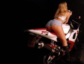 Mergina ant motociklo